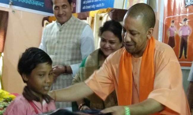 हापुड़ में सीएम योगी ने बच्चों को बांटी ड्रेस और किताबें