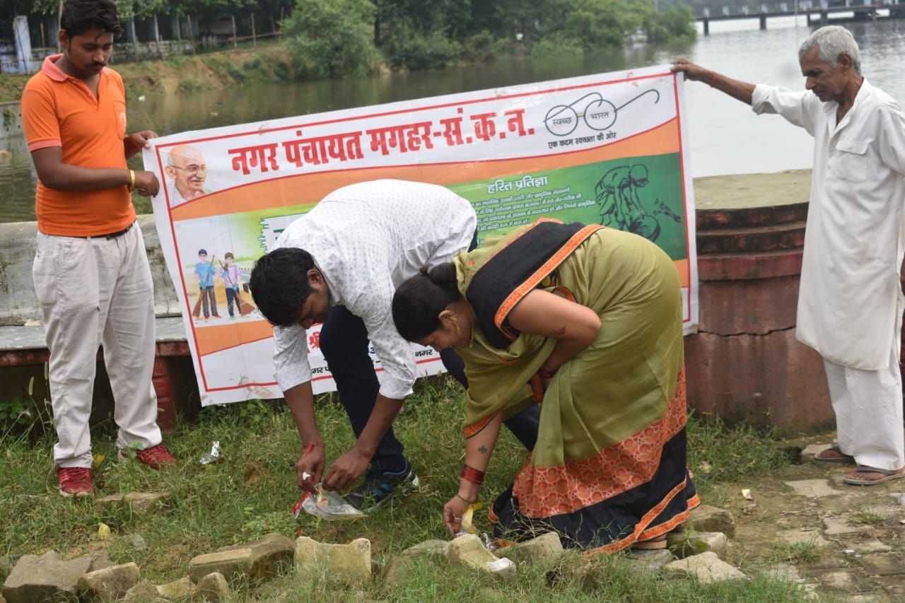 महात्मा गांधी और शास्त्री जयंती पर चलाया सफाई अभियान चेयरमैन संगीता वर्मा ने नदी व घाट की साफ सफाई की महात्मा गांधी और शास्त्री जयंती पर चलाया सफाई अभियान चेयरमैन संगीता वर्मा ने नदी व घाट की साफ सफाई की