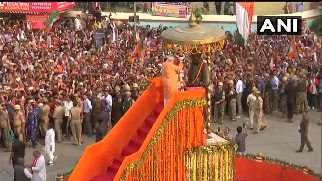 वाराणसी में पीएम मोदी का मेगा रोड शो शुरू, हाथ जोड़कर किया जनता का अभिवादन ....लाइव