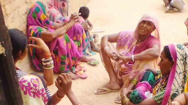 हमीरपुर में कर्ज के तकादों से तंग किसान ट्रेन से कटा हमीरपुर में कर्ज के तकादों से तंग किसान ट्रेन से कटा