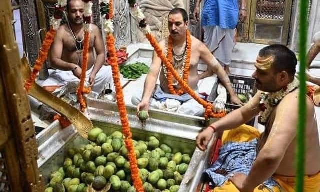 काशी दुर्लभ ज्ञान पुंज, विश्वनाथ कs धाम, मुअले पर गंगा मिले, जियते लंगड़ा आम। सावन कृष्ण एकादशी के दिन बाबा श्रीकाशी विश्वनाथ का अरघा आम से भरने की परंपरा का निर्वहन गुरुवार को हुआ।