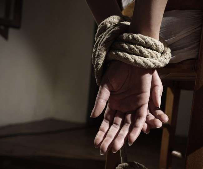 पहले पिता को पीटा और फिर उसके सामने किया बेटी का अपहरण पहले पिता को पीटा और फिर उसके सामने किया बेटी का अपहरण