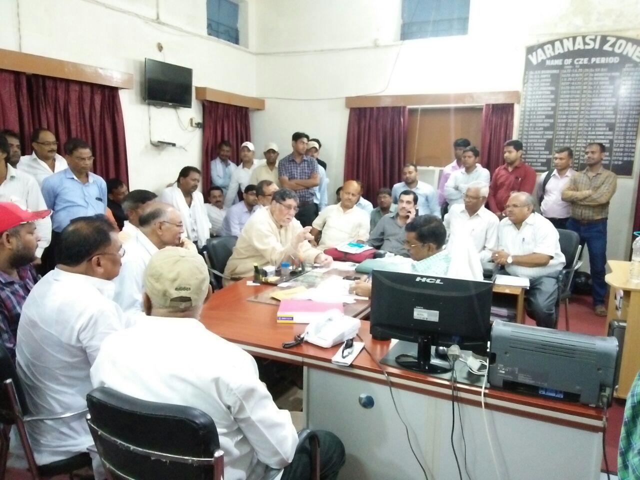 UPPCL कर्मियों ने स्थानांतरण के विरोध में मुख्य अभियंता का किया घेराव -जेपी यादव UPPCL कर्मियों ने स्थानांतरण के विरोध में मुख्य अभियंता का किया घेराव -जेपी यादव