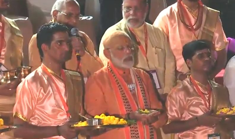 काशी की सड़कों पर मेगा रोड शो के बाद गंगा आरती में पीएम मोदी