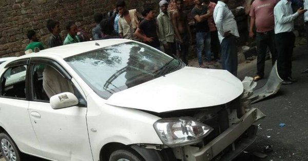 द‌िल्ली : फुटपाथ पर बैठे 4 लोगों पर चढ़ी कार, दो की मौके पर मौत