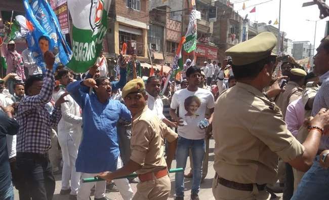 उन्नाव : प्रियंका के रोड शो में मोदी-मोदी के नारे लगने से बिगड़ते बचा माहौल, पथराव