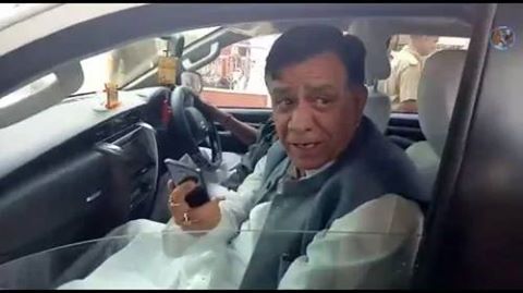 पास मांगने पर विधानसभा सुरक्षाकर्मी से बोले मंत्री, जाने दो, मेरा आदमी है! पास मांगने पर विधानसभा सुरक्षाकर्मी से बोले मंत्री, जाने दो, मेरा आदमी है!