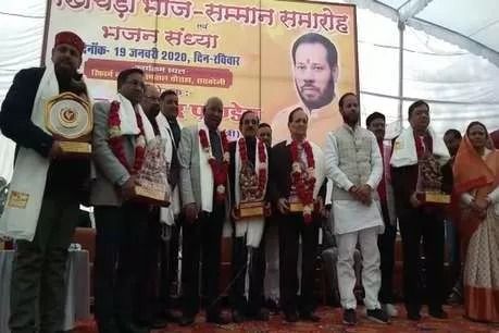 सोनिया गांधी के प्रतिनिधि से सपा MLA मनोज पांडेय की दिखी करीबी, चर्चाएं तेज