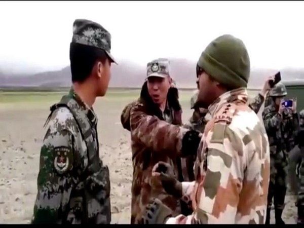 मारे गए अपने सैनिकों के परिवारों को चुप करा रहा है चीन, लोगों में सरकार के खिलाफ गुस्सा मारे गए अपने सैनिकों के परिवारों को चुप करा रहा है चीन, लोगों में सरकार के खिलाफ गुस्सा