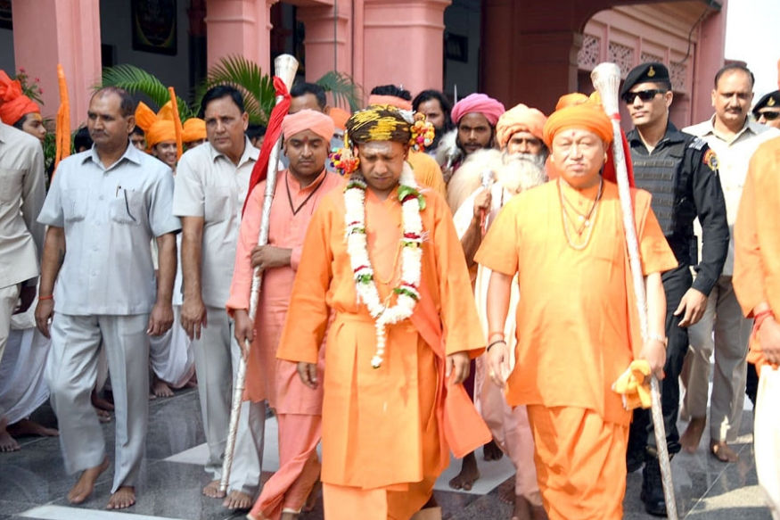 पीठाधीश्वर की पारंपरिक विशेष वेशभूषा में CM योगी, गोरखपुर में उमड़ा जनसैलाब