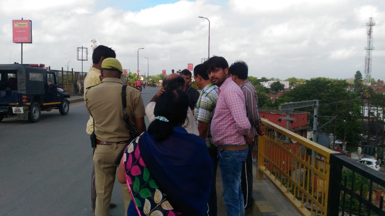 सुलतानपुर।शहर के गभडिया ओवर ब्रिज पर तीन लाख की लूट। एक माह के भीतर व्यापारी से पुल पर लूट की दूसरी घटना।पुलिस व जांच दल मौके पर।जिले के व्यापारियों में भय व गुस्सा।