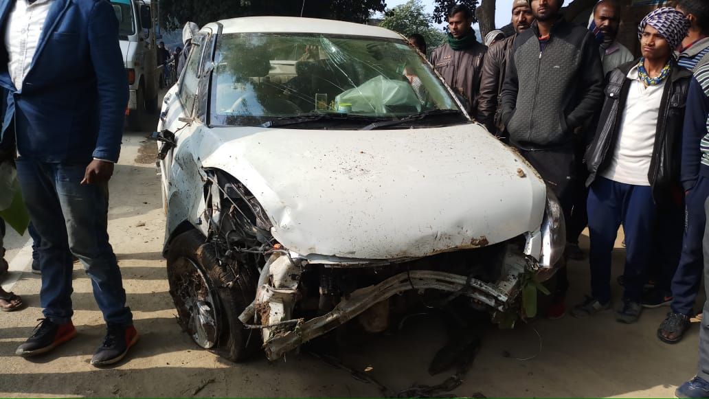 मुख्य चिकित्सा अधिकारी प्रयागराज की स्विफ्ट डिजायर गाड़ी को टेलर ने मारी टक्कर मुख्य चिकित्सा अधिकारी प्रयागराज की स्विफ्ट डिजायर गाड़ी को टेलर ने मारी टक्कर