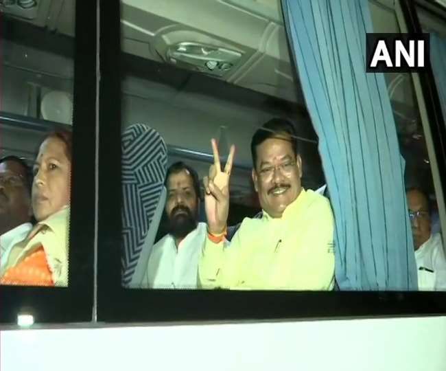 होटल में शिवेसना, NCP और कांग्रेस के 162 विधायकों की होगी परेड, देखें Video होटल में शिवेसना, NCP और कांग्रेस के 162 विधायकों की होगी परेड, देखें Video