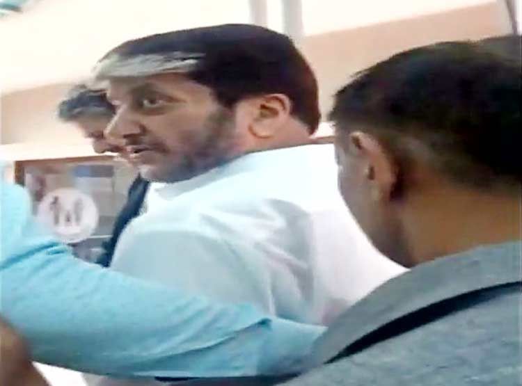 मनी लॉन्ड्रिंग केस में गिरफ्तार हुर्रियत नेता शब्बीर शाह को 7 दिन की ED की कस्टडी में भेजा मनी लॉन्ड्रिंग केस में गिरफ्तार हुर्रियत नेता शब्बीर शाह को 7 दिन की ED की कस्टडी में भेजा