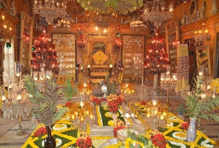 अद्भुत...अलौलिक...अद्वितीय, शाहजी मंदिर में खुला वसंती कमरा... बृहस्पतिवार को राधारमण लाल जू ने श्रद्धालुओं को दर्शन दिए। वैदिक मंत्रोच्चारण के मध्य ठाकुर जी का अभिषेक किया गया।