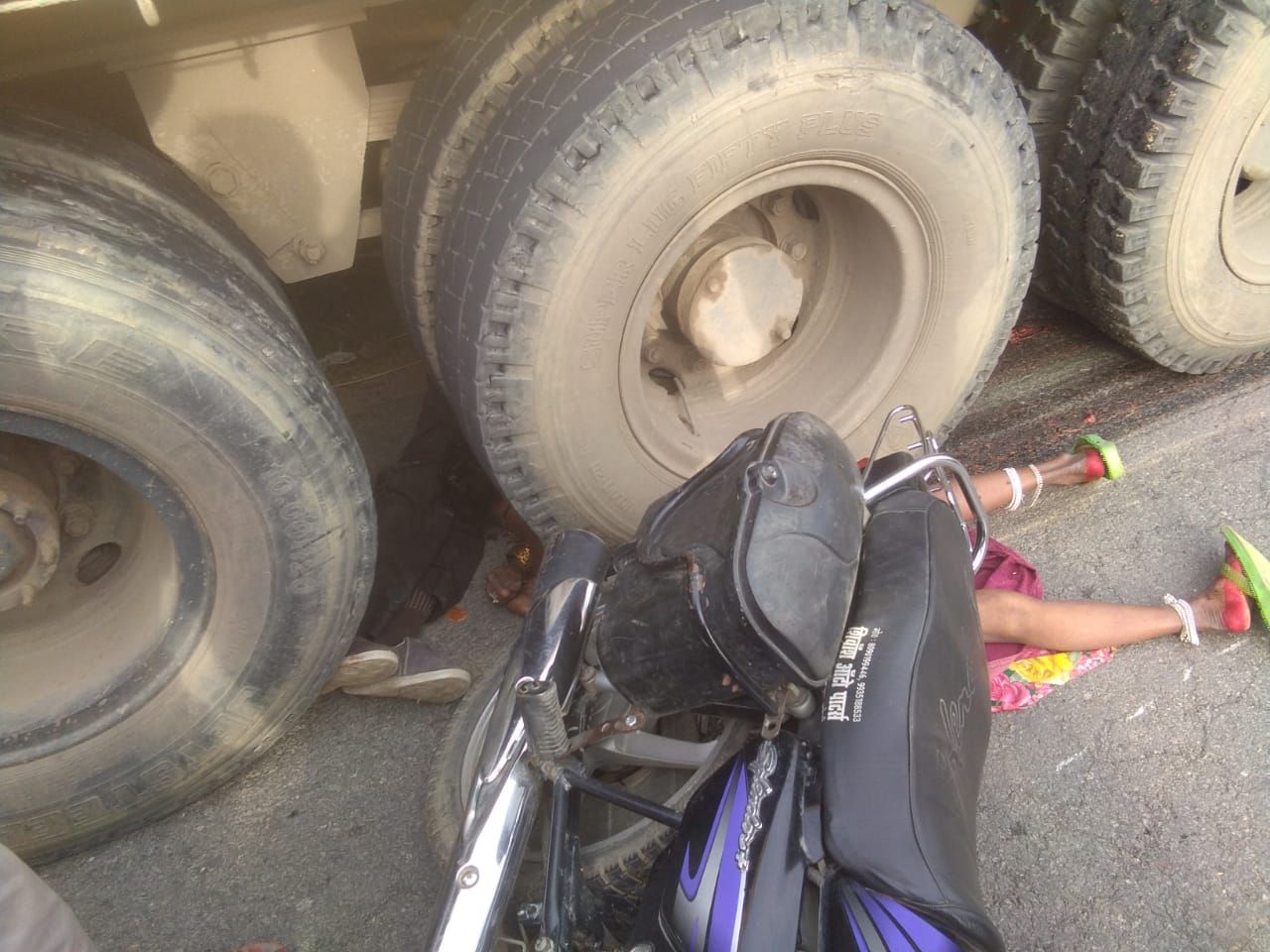 डलमऊ रायबरेली : कनहा चौराहा के पास खपड़ाताल निवासी रामनारायन पति; पत्नि बाजार जार रहे थे तभी तेज रप्तार मारी टक्कर दोनो की मौके पर मौत हो गयी, तेज़ रप्तार ट्रक ले ली दम्पति की जान