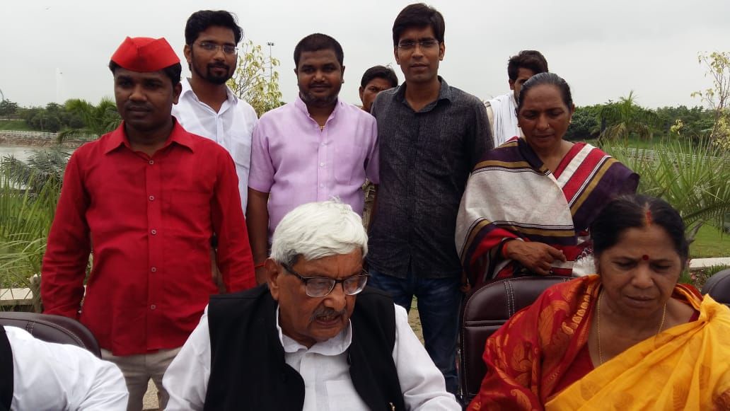 लखनऊ : गजेन्द्र सिंह यादव ने आज समाजवादी प्रेरणास्रोत स्वर्गीय श्री जनेश्वर मिश्र जी की जयंती पर उन्हें श्रद्धा सुमन अर्पित किये , नेता जी के गुरु उदयप्रताप जी से भी एक मुलाकात कर आशीर्वाद प्राप्�