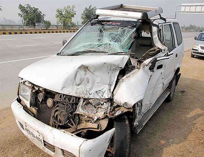 आगरा-लखनऊ एक्सप्रेस-वे पर कार पलटने से एक की मौत, दो गंभीर आगरा-लखनऊ एक्सप्रेस-वे पर कार पलटने से एक की मौत, दो गंभीर