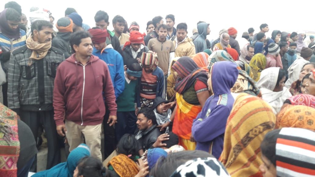 मैजिक और बाइक की आमने सामने टक्कर से बाइक सवार की मौके पर दर्दनाक मृत्यु