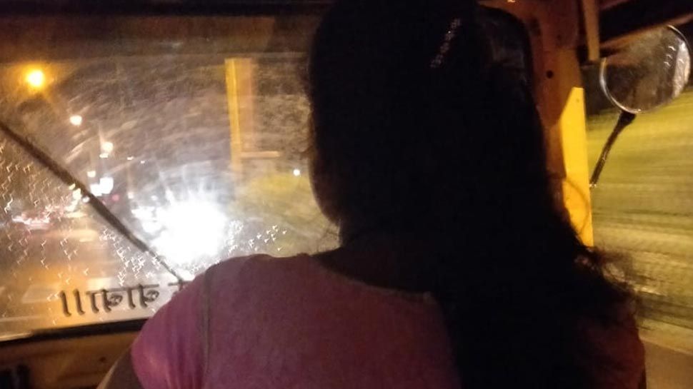 जब देर रात महिला ऑटो ड्राइवर ने की महिला की मदद, सोशल मीडिया पर वायरल हो रही तस्वीर