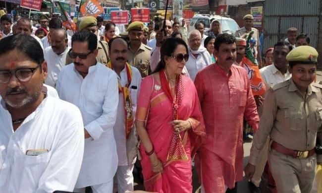 गिरिराज की तलहटी मेंं पदयात्रा में टूटी हेमामालिनी की चप्पल, नहीं ठहरे कदम गिरिराज की तलहटी मेंं पदयात्रा में टूटी हेमामालिनी की चप्पल, नहीं ठहरे कदम