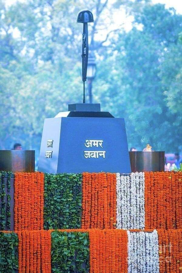 पुलवामा के शहीद अमर रहें, यह राष्ट्र अमर रहे... जय हो!