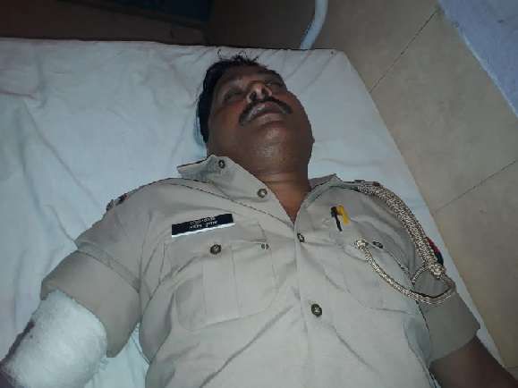 फर्रुखाबाद में पुलिस और बदमाशों की मुठभेड़, दारोगा को गोली लगी फर्रुखाबाद में पुलिस और बदमाशों की मुठभेड़, दारोगा को गोली लगी