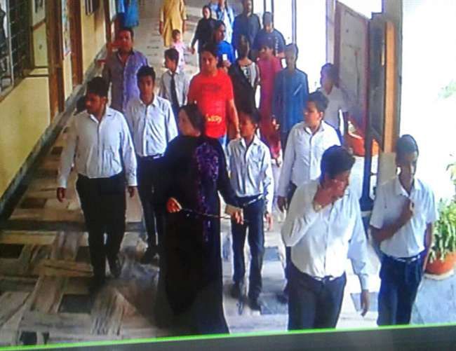 मेरठ में पूर्व मंत्री की बेटी की गुंडई, स्कूल में घुसकर छात्राओं को चाबुक से पीटा मेरठ में पूर्व मंत्री की बेटी की गुंडई, स्कूल में घुसकर छात्राओं को चाबुक से पीटा