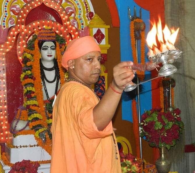 अर्णव की जगह पूरी कांग्रेस योगी आदित्यनाथ जी के साथ साथ पूरे देश से माफी मांगती