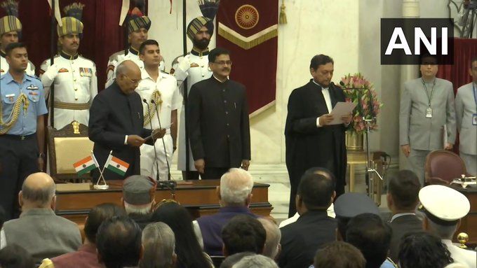 देश के 47वें प्रधान न्यायाधीश बने जस्टिस एसए बोबड़े, राष्ट्रपति ने दिलाई शपथ देश के 47वें प्रधान न्यायाधीश बने जस्टिस एसए बोबड़े, राष्ट्रपति ने दिलाई शपथ