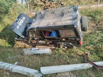 हमीरपुर : बाल-बाल बचे UP 112 के पुलिसकर्मी, यूपी 112 की गाड़ी अनियंत्रित होकर पलटी, सुमेरपुर थाना इलाके का मामला.