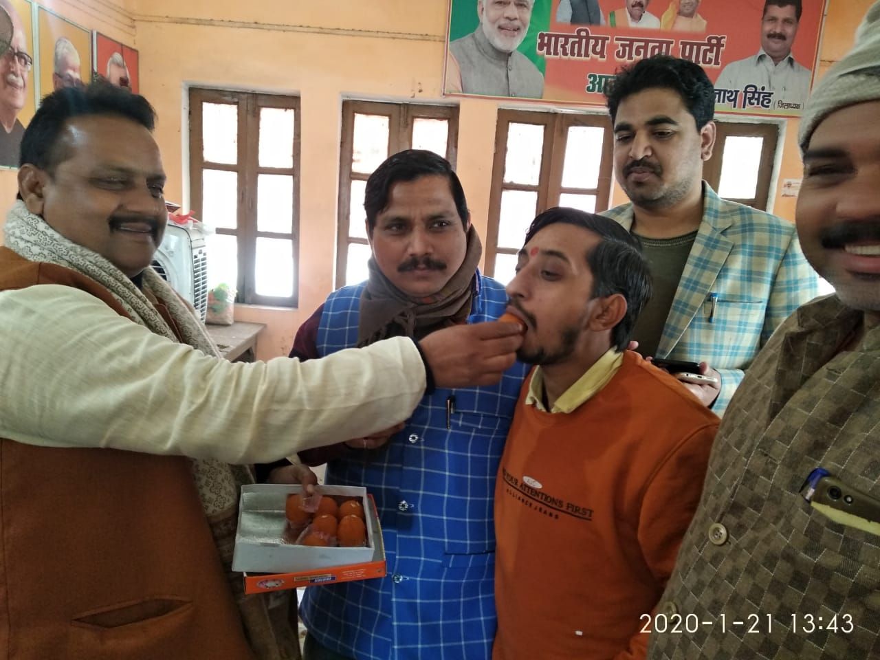 जे.पी.नड्डा के निर्विरोध निर्वाचन पर कार्यकर्ताओं ने एक दूसरे को मिठाई खिलाई