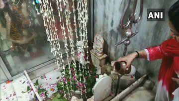 मुरादाबाद: सावन माह के तीसरे सोमवार को कामेश्वर नाथ महादेव मंदिर में आज भक्तों ने पूजा-अर्चना की।