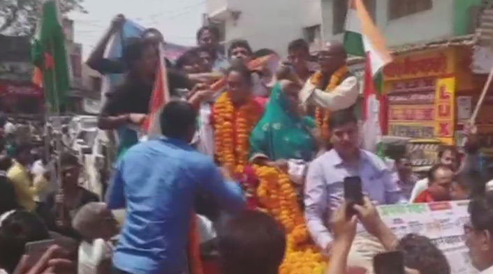 गोल्डन गर्ल पूनम यादव पहुंचीं काशी,एयरपोर्ट पर हुआ भव्य स्वागत गोल्डन गर्ल पूनम यादव पहुंचीं काशी,एयरपोर्ट पर हुआ भव्य स्वागत