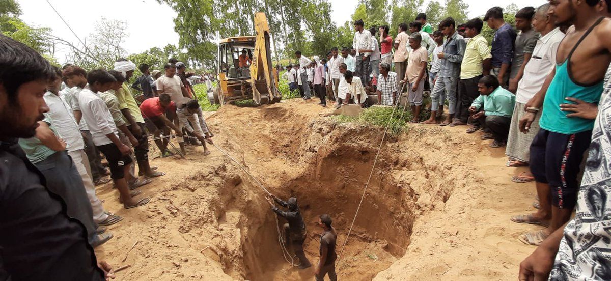 बुलन्दशहर : मिट्टी की ढांग गिरने से 30 फुट गहरे कुएं में दबा मजदूर. मज़दूर के अलावा एक और के मिट्टी में दबे होने की आशंका. कराई जा रही खुदाई. मज़दूर को बाहर निकालने के लिए किया जा रहा है रेस्क्यू.
