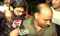 देशद्रोह के केस में गिरफ्तार जेएनयू छात्र शरजील इमाम की पुलिस हिरासत दिल्ली की अदालत ने 3 दिन तक बढ़ाई।