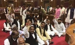 कासगंज घटना को लेकर विधान परिष में भी हंगामा... सपा विधायकों ने धरना दिया