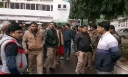 रिश्वत के पैसों को लेकर आबकारी विभाग के इंस्पेक्टर-सिपाही में झगड़ा, जमकर चले लात-घूंसे रिश्वत के पैसों को लेकर आबकारी विभाग के इंस्पेक्टर-सिपाही में झगड़ा, जमकर चले लात-घूंसे