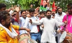 लखनऊ में सपा की जीत का जश्न लखनऊ में सपा की जीत का जश्न