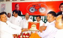 पूर्व मंत्री अयोध्या पाल का सपा कार्यालय पर हुआ भव्य स्वागत पूर्व मंत्री अयोध्या पाल का सपा कार्यालय पर हुआ भव्य स्वागत