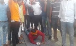 युवक के सर चढ़कर बोल रही मोदी की दीवानगी, धूप में करीब 12 किलोमीटर की यात्रा सड़क पर लेट कर की