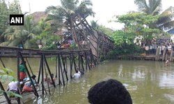 केरलः कोल्लम के पास चवारा में एक लोहे का पुल गिरा, 20 लोग घायल। केरलः कोल्लम के पास चवारा में एक लोहे का पुल गिरा, 20 लोग घायल।