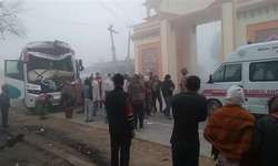 तीर्थयात्रियों से भरी टूरिस्ट बस की ट्रक से जोरदार भिड़ंत, कई दर्जन घायल तीर्थयात्रियों से भरी टूरिस्ट बस की ट्रक से जोरदार भिड़ंत, कई दर्जन घायल