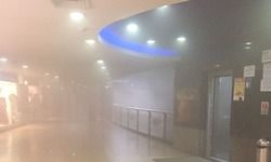 वाराणसी के JHV माल में लगी आग थियेटर में सिनेमा देख रहे लोगो को निकाला जा रहा है बाहर।