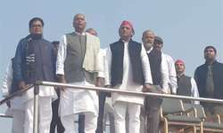 सैफई में गणतंत्र दिवस पर अखिलेश ने फहराया 158 फीट ऊंचा राष्ट्रीय ध्वज