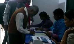 झारखंड में पहले चरण की वोटिंग के दौरान लोहरदगा के एक सरकारी स्कूल में मतदान केंद्र पर वोटिंग जारी है। पहले चरण के चुनाव के लिए राज्य के 13 निर्वाचन क्षेत्रों में मतदान जारी है।