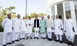 शरद यादव-अखिलेश के बीच मुलाकात खत्म, महागठबंधन को लेकर हुई चर्चा