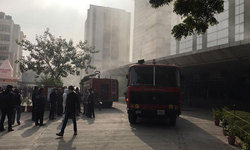 नोएडा के ईएसआई हॉस्पिटल में लगी आग, दमकल की गाड़ियां मौके पर।