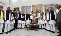 एसपी चीफ अखिलेश यादव को लखनऊ एयरपोर्ट पर रोकने की घटना को लेकर एसपी-बीएसपी के 15 सदस्यीय संयुक्त प्रतिनिधिमंडल ने आज राज्यपाल रामनाइक से मुलाकात ज्ञापन सौंपा। एसपी चीफ अखिलेश यादव को लखनऊ एयरपोर्ट पर रोकने की घटना को लेकर एसपी-बीएसपी के 15 सदस्यीय संयुक्त प्रतिनिधिमंडल ने आज राज्यपाल रामनाइक से मुलाकात ज्ञापन सौंपा।