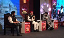 मुझे कोई बता रहा था की सदन में उपमुख्यमंत्री  मुख्यमंत्री गोरखपुर उपचुनाव हारता देख फूले नहीं समा रहे थे- अखिलेश यादव